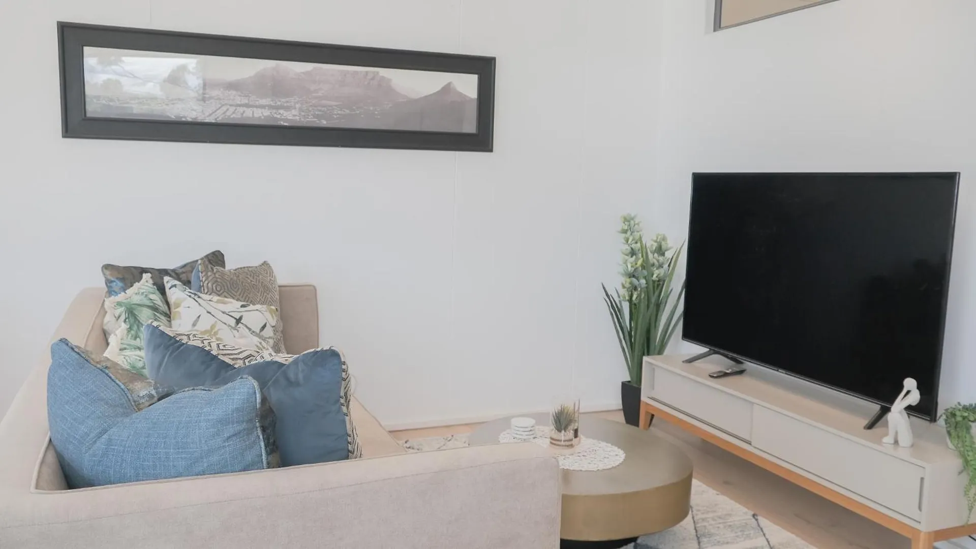 Woodstock Wonder - Mountain Views Apartment Cape Town