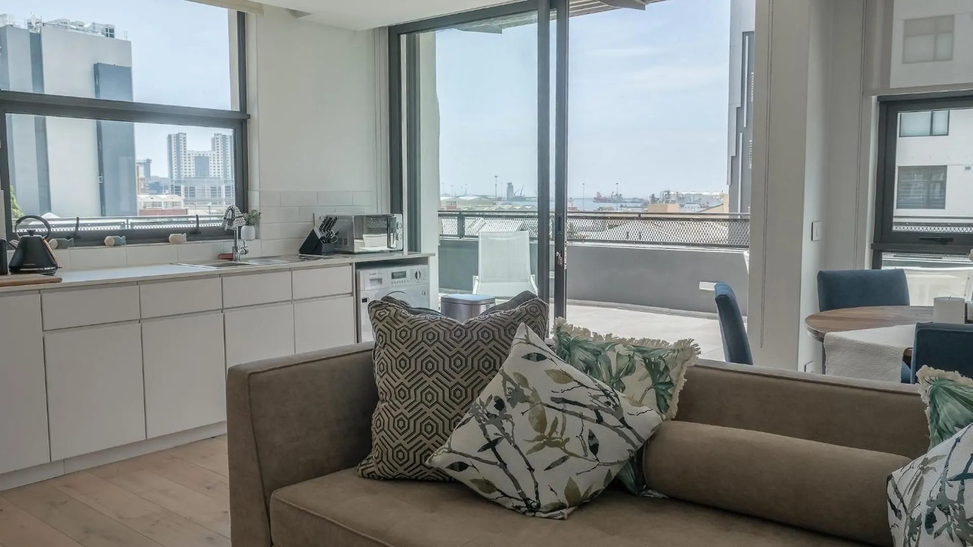 Woodstock Wonder - Mountain Views Apartment Cape Town